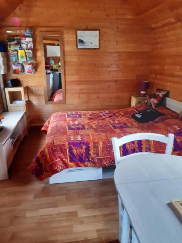 Saint-Georges-de-Livoye Ski Chalet | Chalet insolite