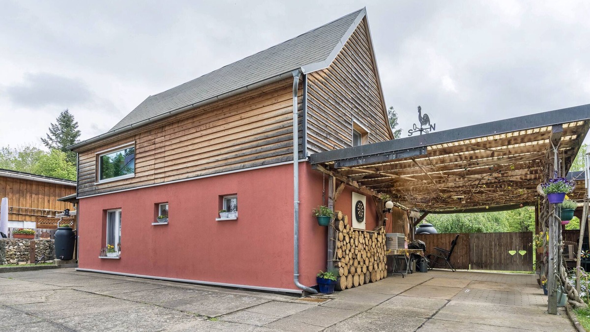 Langenwetzendorf Ski Chalet | Chalet 'Kunterbunt' with Shared Terrace, Private Garden and Wi-Fi