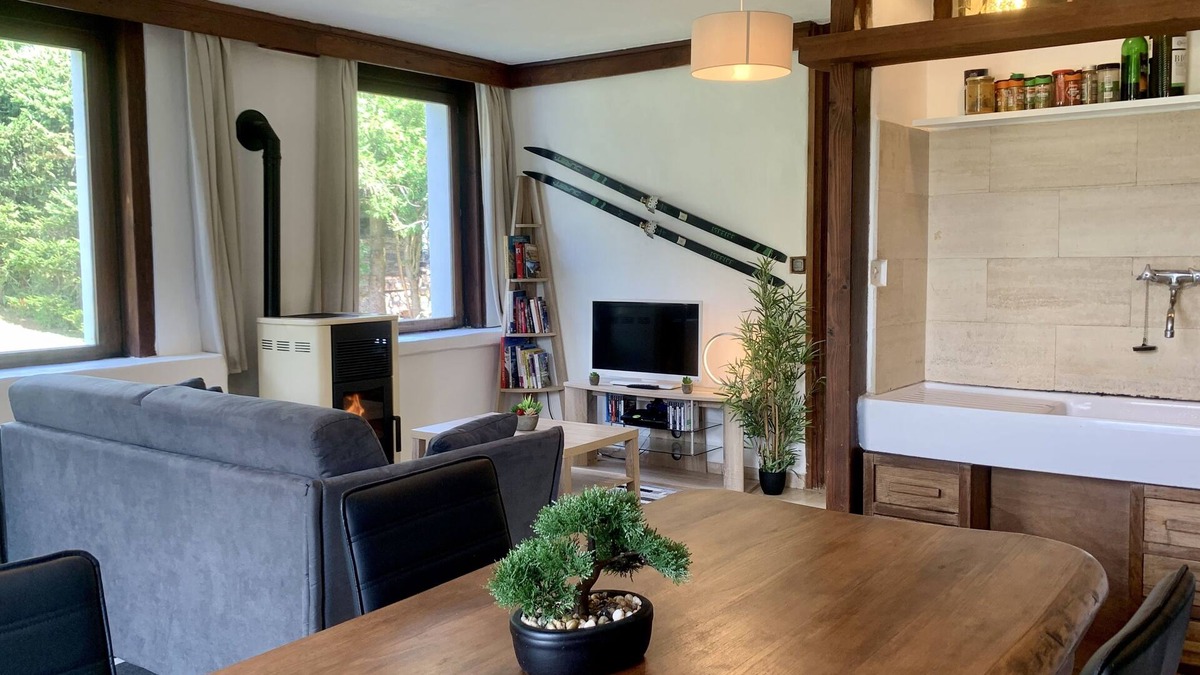 Les Praz-de-Chamonix Apartment | Chalet la Pagode, Mont-Blanc view, private garden