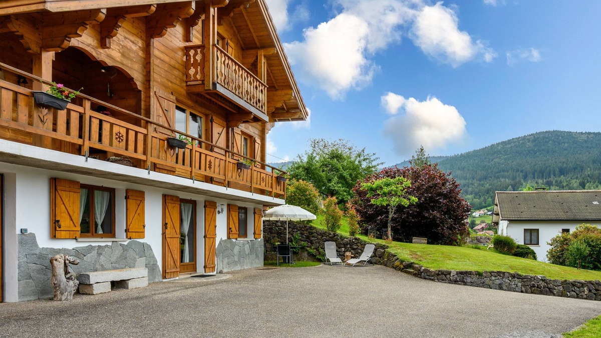 Cornimont Ski Chalet | Chalet 'La Sportive' with Mountain View, Private Garden and Wi-Fi