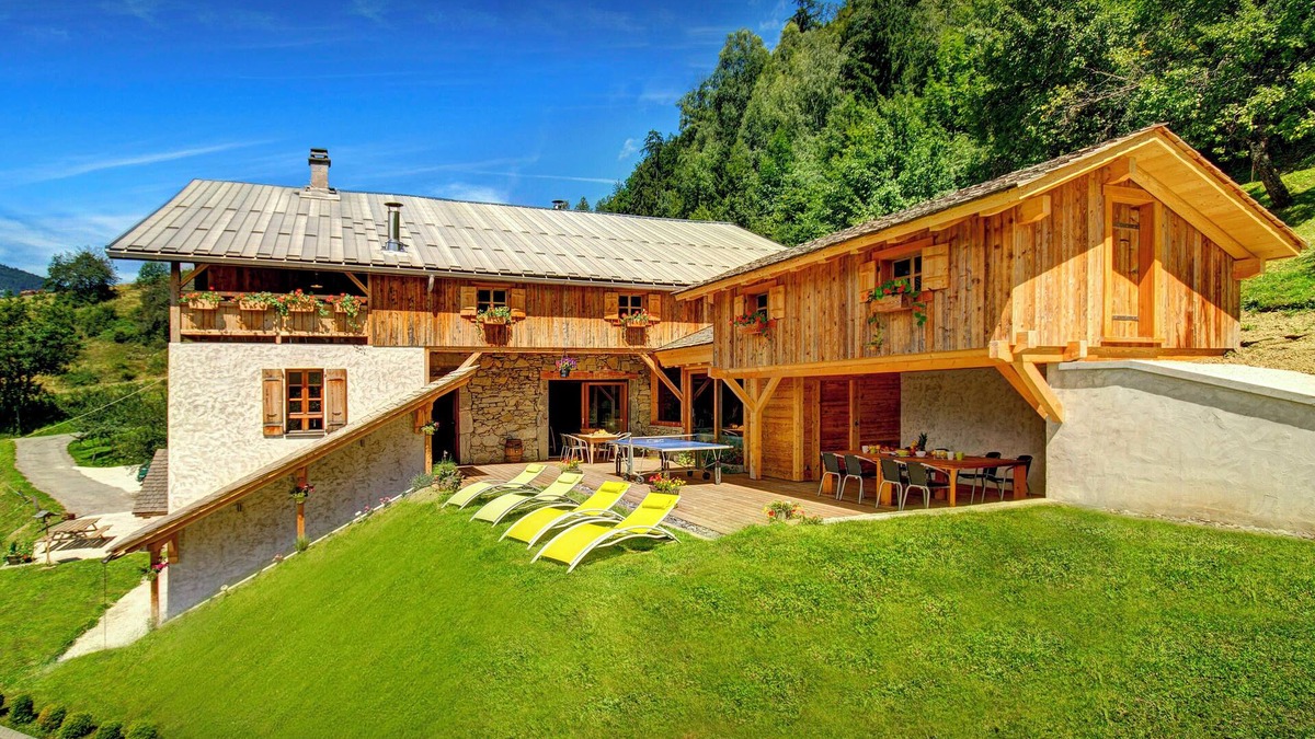 Les Clefs Ski Chalet | Chalet Ladroit - farmhouse for 12 with indoor pool & spa - OVO Network