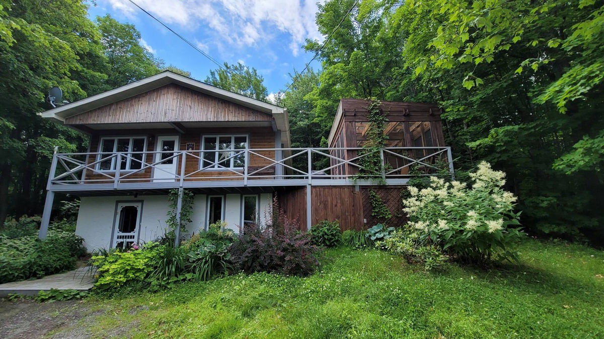 Sainte-Ann-des-Lacs House | Chalet Le Charmant Boisé with spa
