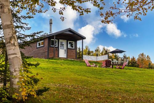Notre-Dame-Auxiliatrice-de-Buckland House | Chalet le Coyote Lac, Micro Ferme, Sentier Du Domaine, Vue Sur Les Monts, Idéal 2 4 Personnes