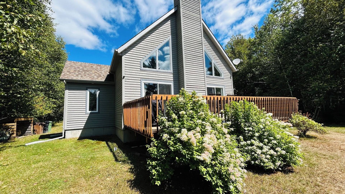Mont-Laurier Ski Chalet | Chalet Le Malpic, Laurentides, Bord de l'eau, en pleine nature. Animaux acceptés