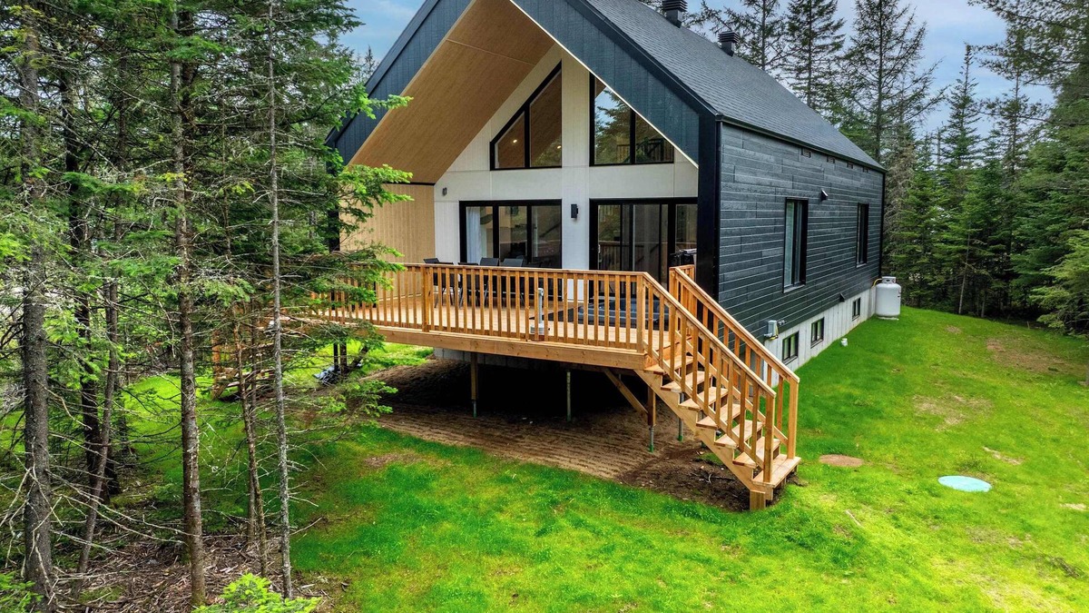 Shannon Ski Chalet | Chalet Le Mysa Spa & Great Comfort