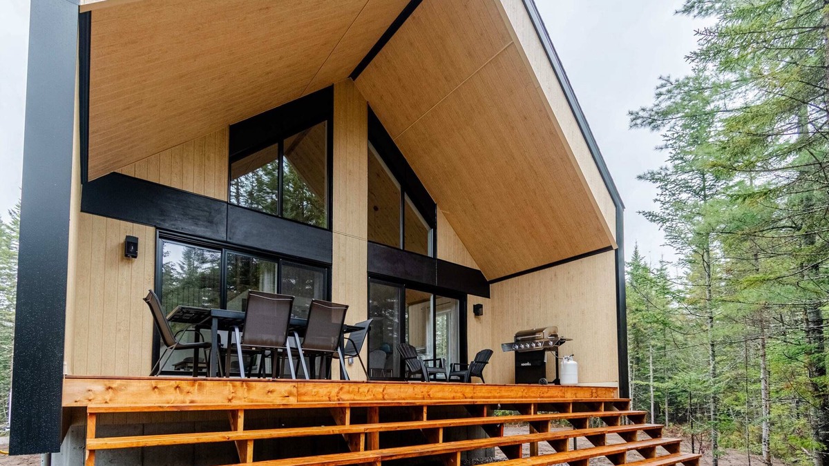 Shannon Ski Chalet | Chalet Le Stockholm, private spa-Shannon