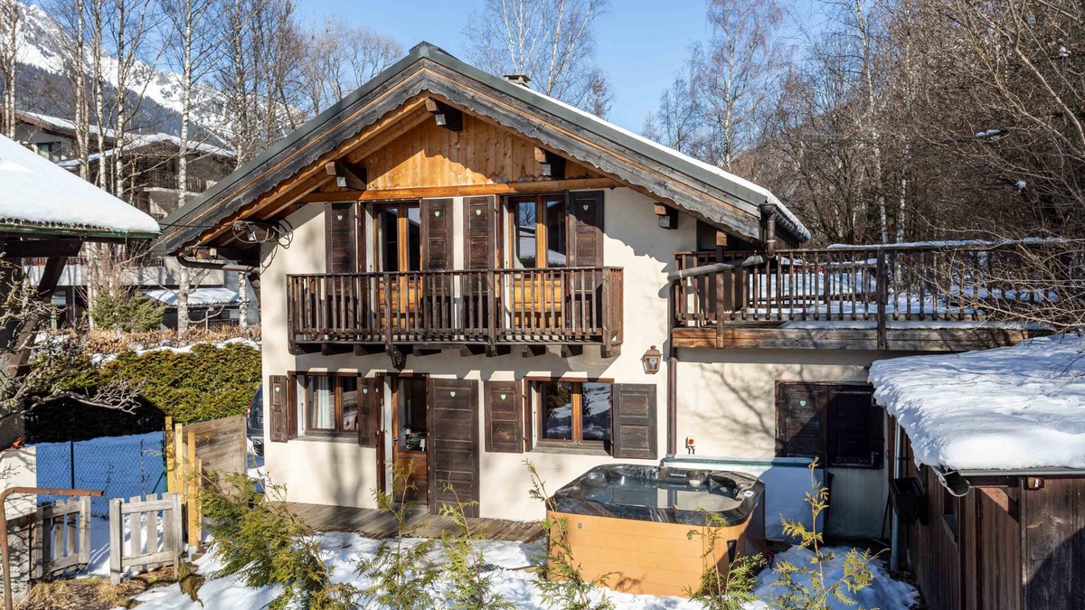 Chamonix City Centre Ski Chalet | Chalet le Tremplin - sleeps 6 in 2 bedrooms with hot tub