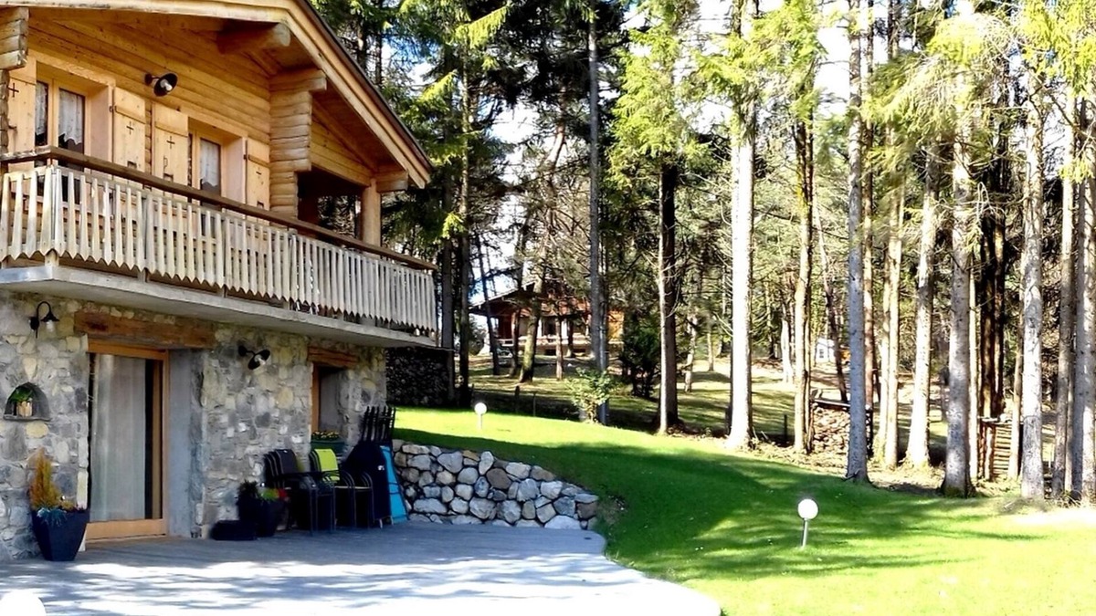 Bluffy Ski Chalet | CHALET LES CLARINES between lake and mountains