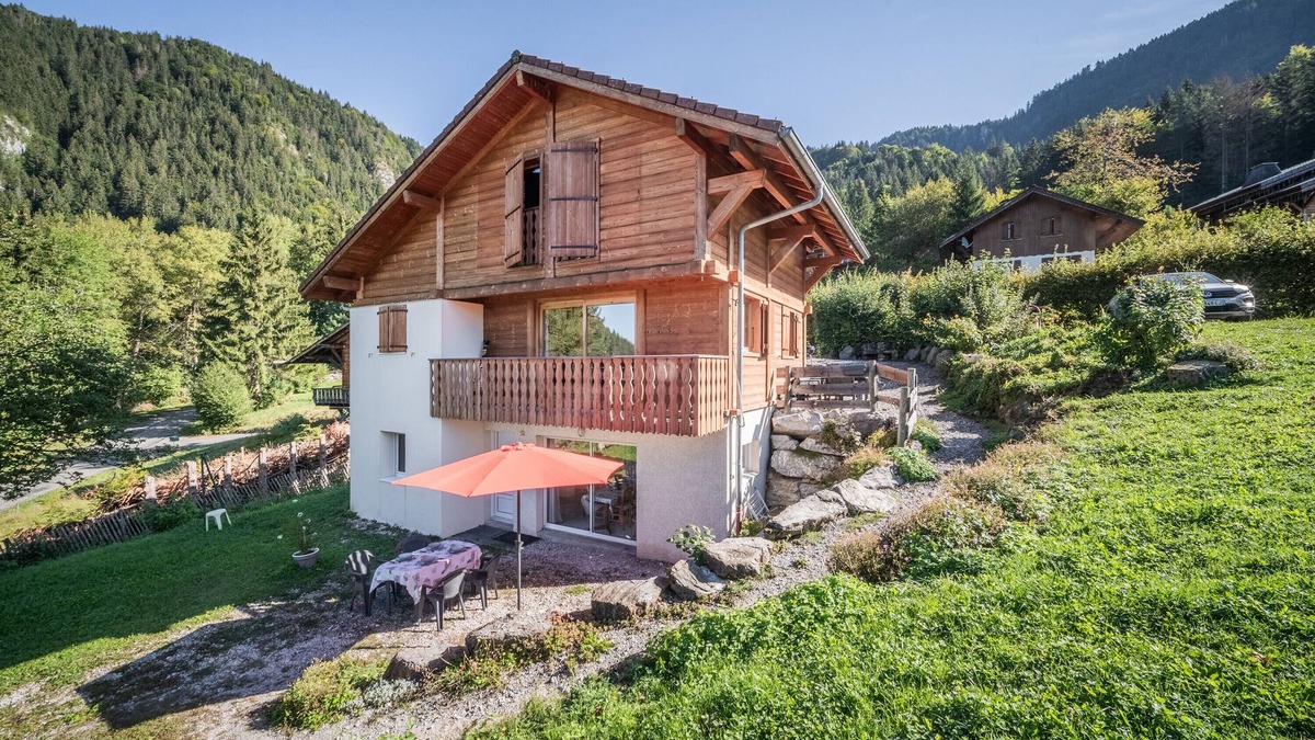 Vacheresse Apartment | Chalet Les Mios, at Isa, with view between lake and mountains, private terrace and Wi-Fi