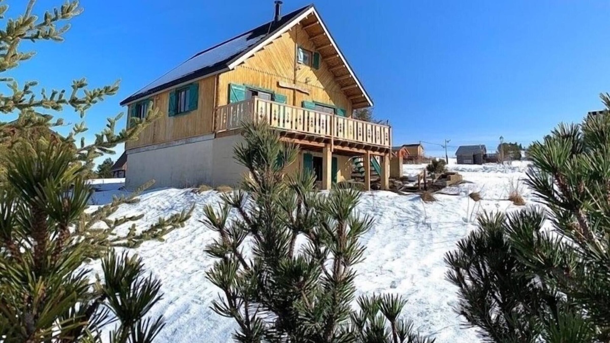 Camurac Ski Chalet | Chalet 'Les Volets Verts' with Mountain View, Private Sauna & Wi-Fi