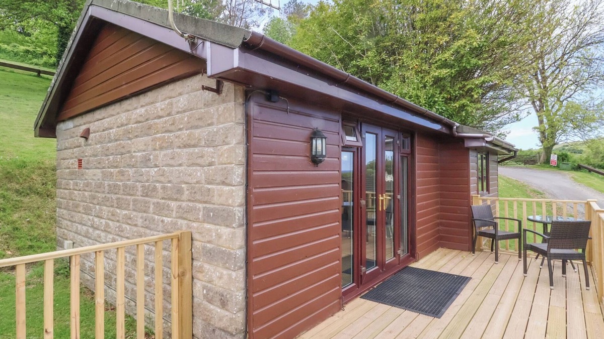 Combe Martin Cottage | CHALET LOG CABIN L10, pet friendly, with a garden in Combe Martin