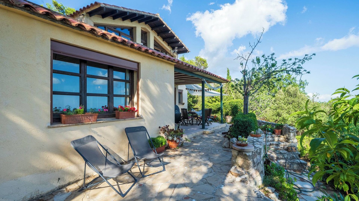 Montreal Ski Chalet | Chalet 'Mariti' with Sea View, Private Terrace and Wi-Fi