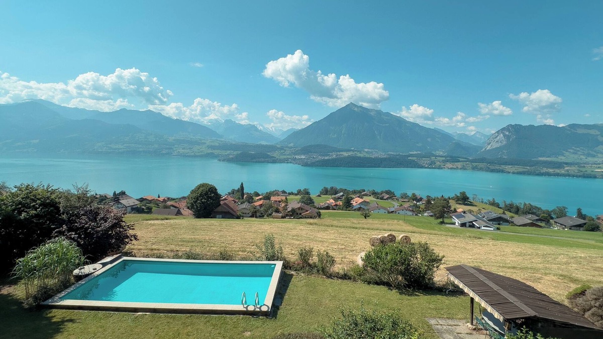 Aeschlen ob Gunten Ski Chalet | Chalet mit Pool und Sicht auf den Thunersee