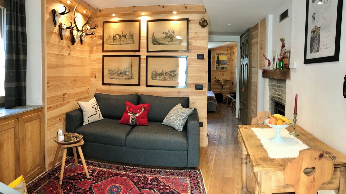 Albosaggia Ski Chalet | Chalet Monks at the Fountain "junior suite"