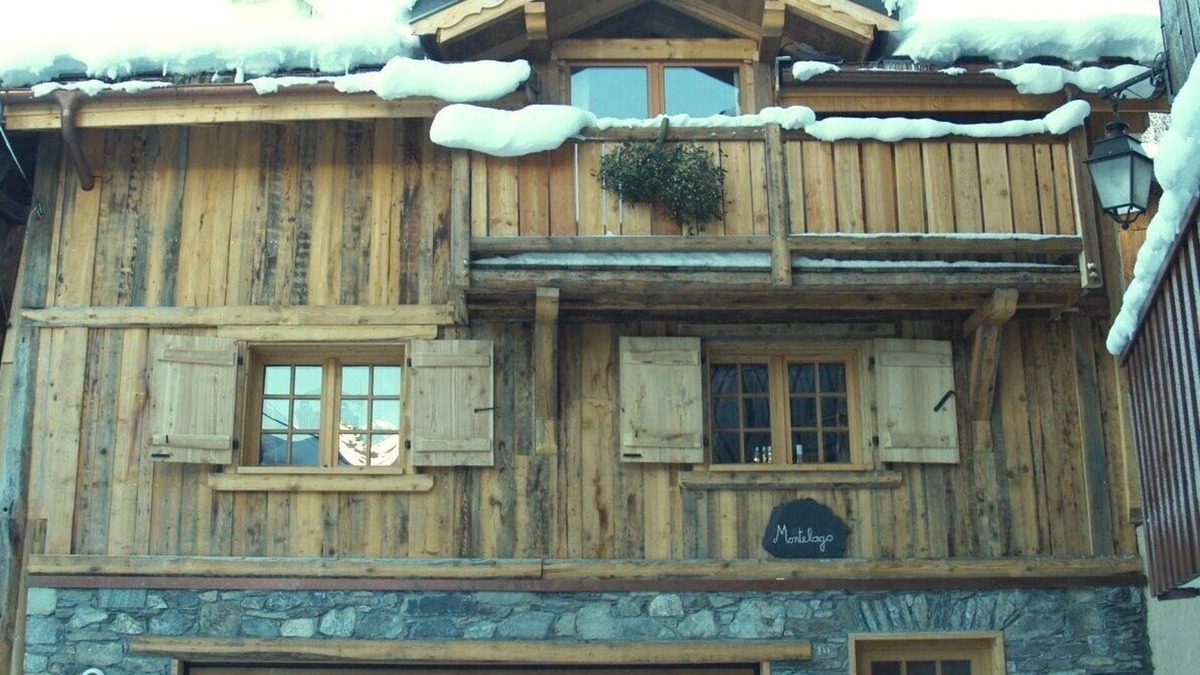 Le Praz Ski Chalet | Chalet MONTELAGO * in Courchevel le Praz - Full of Character
