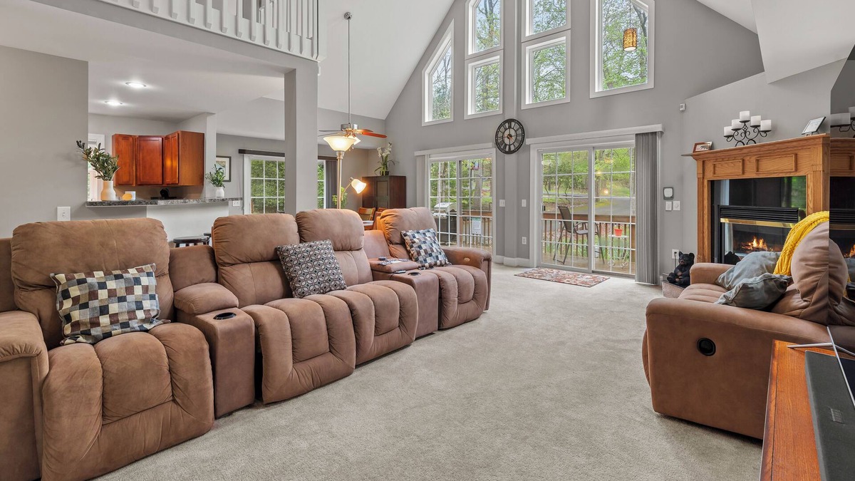 Lake Harmony Estates Ski Chalet | Chalet on Chalet by AvantStay | Bright Cabin w/Deck & Fire Pit, Near Lake
