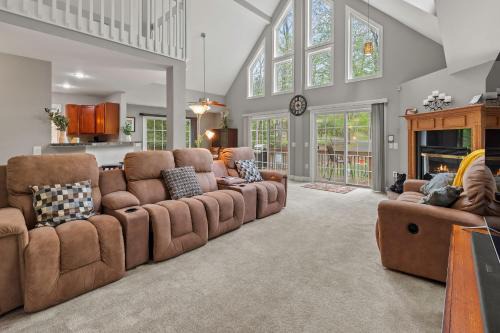 Lake Harmony Estates Ski Chalet | Chalet on Chalet by AvantStay Bright Cabin w Deck Fire Pit Near Lake