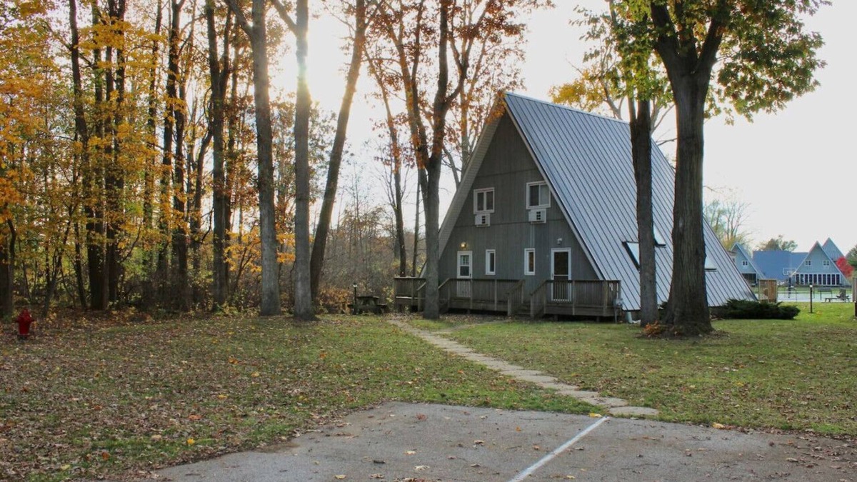 Stevensville House | Chalet on the Lake 71 w/Beach Access, Pools, Sport Courts, Fishing Pond & more!