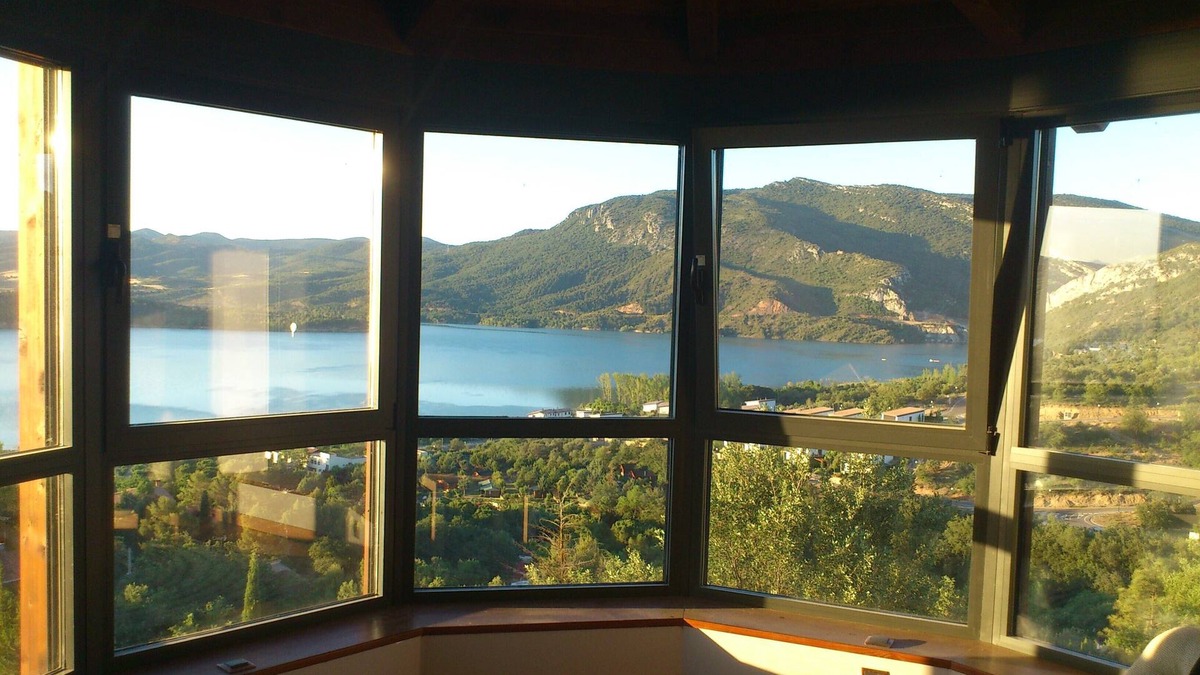 La Puebla de Castro Ski Chalet | Chalet Para Familias Cerca de Graus. Fantásticas Vistas al Lago y al Pirineo