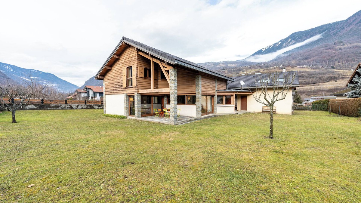 Aigueblanche Ski Chalet | Chalet 'Pierre Et Bois' with Mountain View, Private Terrace and Wi-Fi