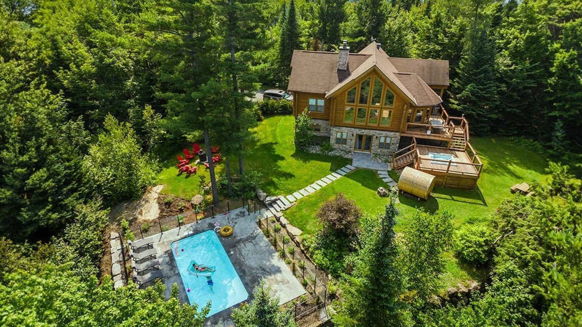 Mille-Isles Ski Chalet | Chalet Red Deer at Fiddler Lake with Spa, Sauna, and Private Pool