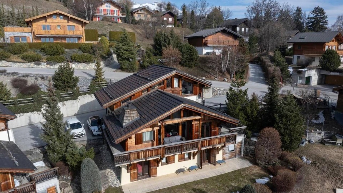 Randogne Ski Chalet | Chalet Renard Blanc is a luxurious yet cozy home for skiing, golfing, and hiking