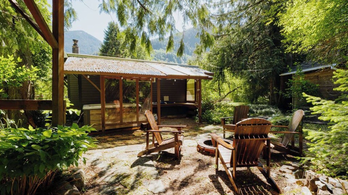 King County Cabin | Chalet Rivière 2-bedroom cabin with AC and WiFi in Gold Bar