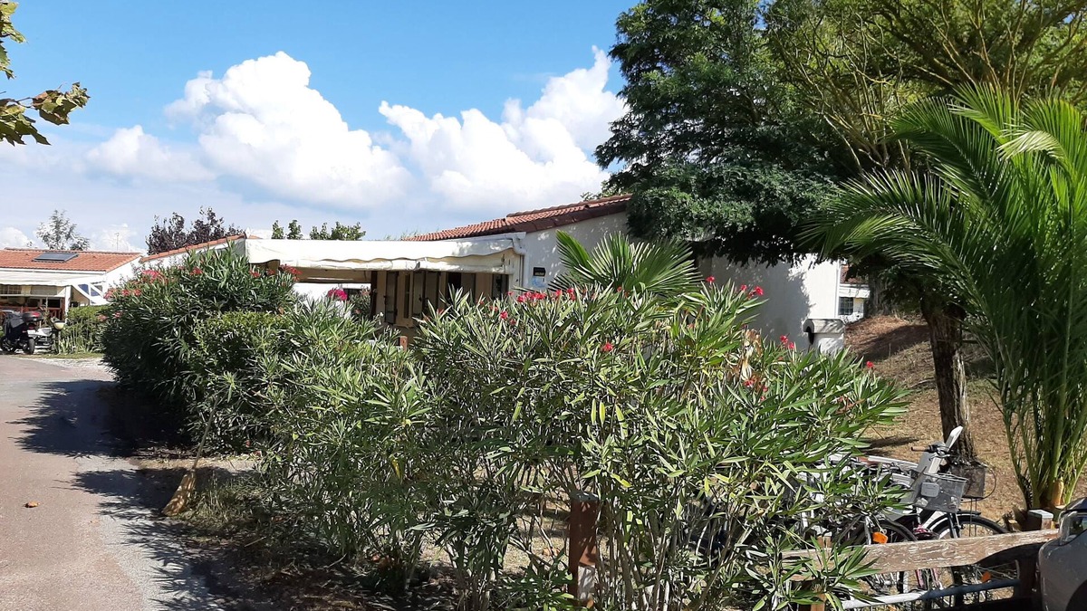 Saint-Pierre-d'Oleron Ski Chalet | CHALET SAINT PIERRE D'OLERON IN PRIVATE RESIDENCE 4/6 PEOPLE WITH SWIMMING POOL