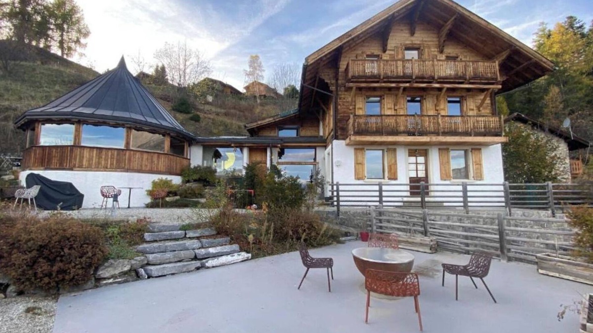Chamoson House | Chalet sleeps 12 - exceptional view - close to the slopes and thermal baths