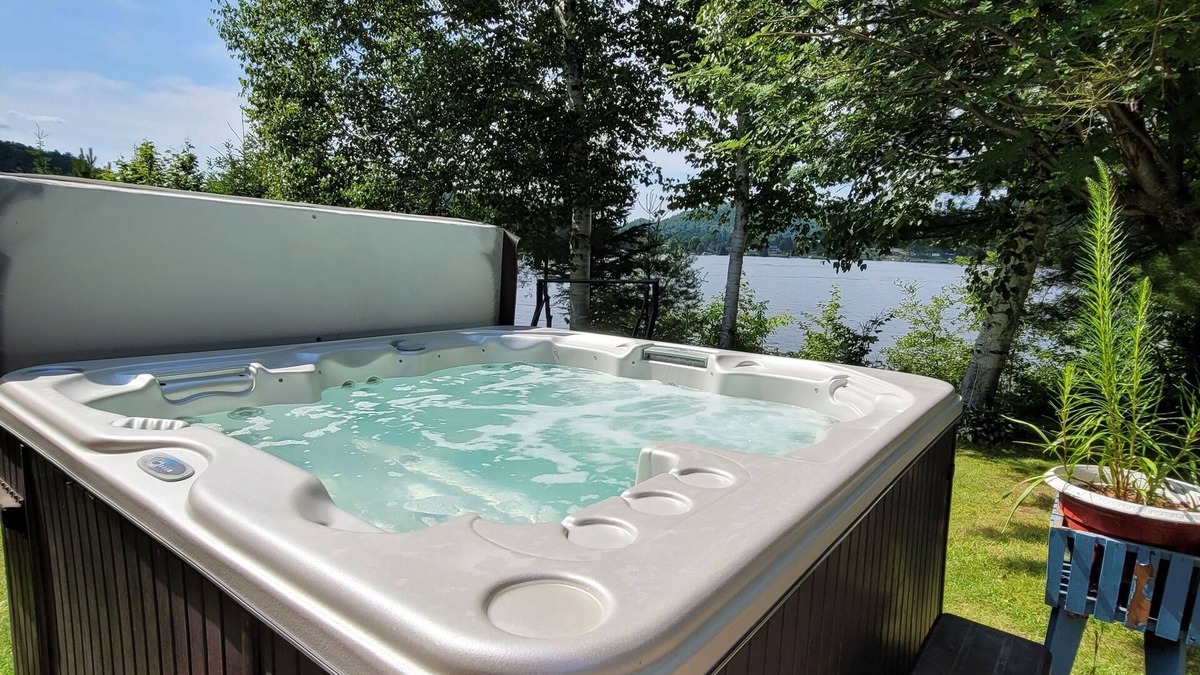 Val-des-Bois House | Chalet spa/sauna on the riverfront