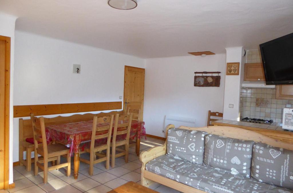 Champagny-en-Vanoise Apartment | Chalet spacieux à Champagny – Grande terrasse, proche télécabine et commerces - FR-1-464-47