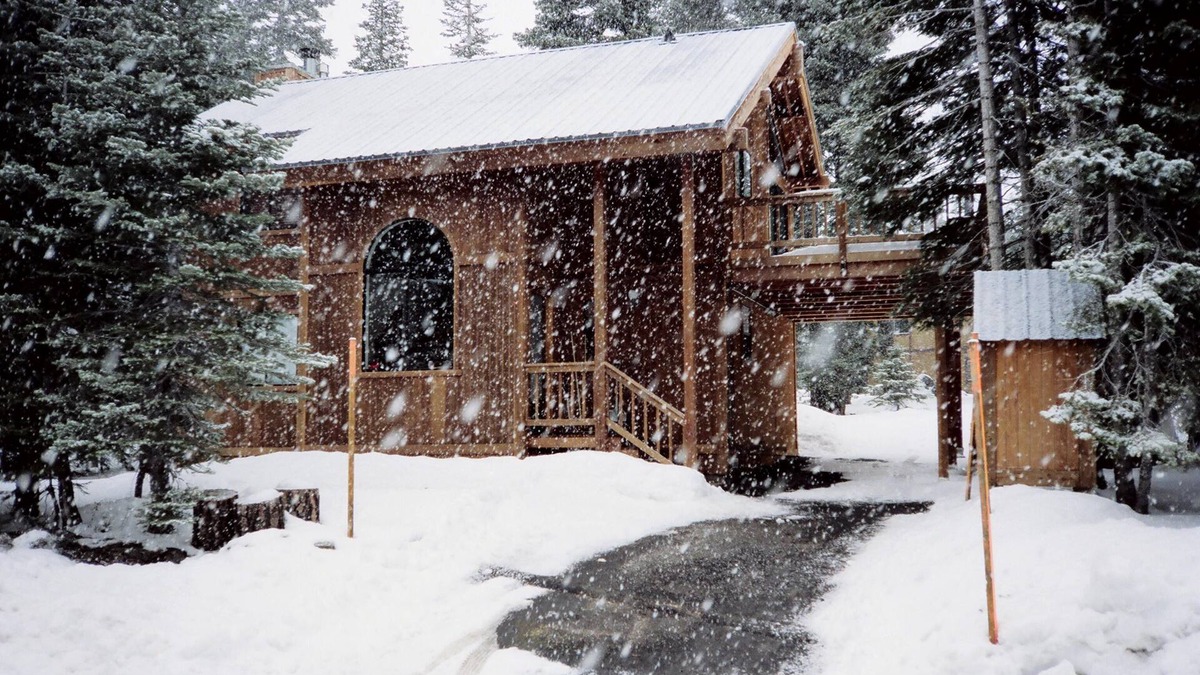 Chamberlands Cabin | Chalet Style Cabin, 1/2 mile to Chambers Landing Beach