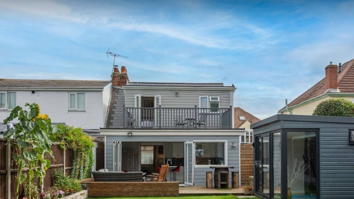 Greenhill House | Chalet style home with large garden and beach hut within 2 minute walk