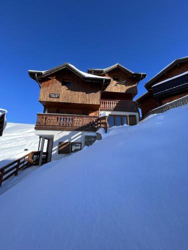 Plagne Soleil Ski Chalet | Chalet Topaz - 18 Couchages Sur les Pistes avec Services