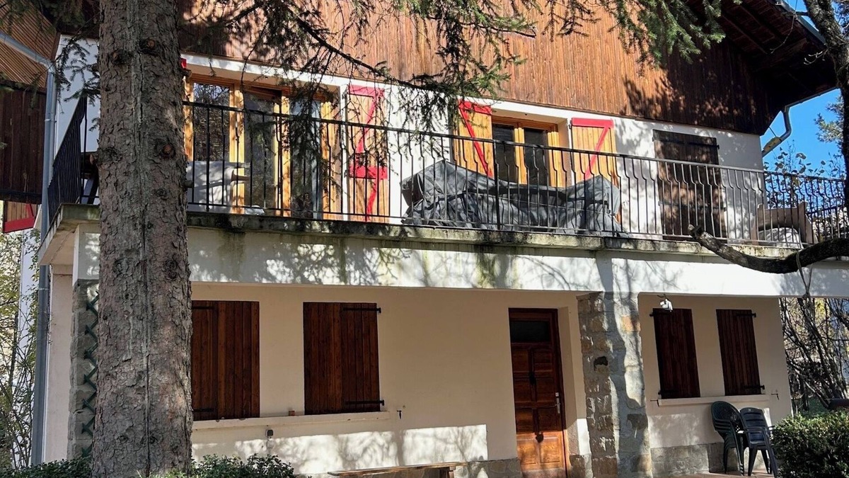 Colmars Ski Chalet | Chalet Tuilerie sleeps 16 - 15 minutes ski station - great year round retreat