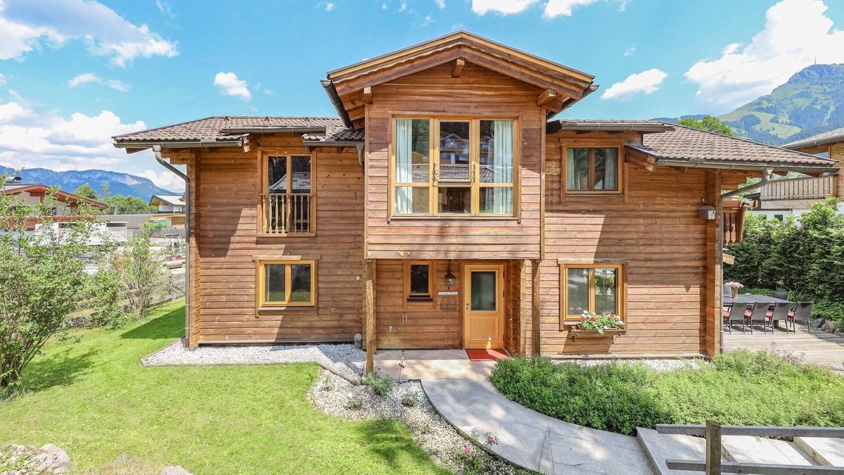 Oberndorf bei Kitzbuhel House | Chalet Villa Rosa im Gartenhotel Rosenhof bei Kitzbühel