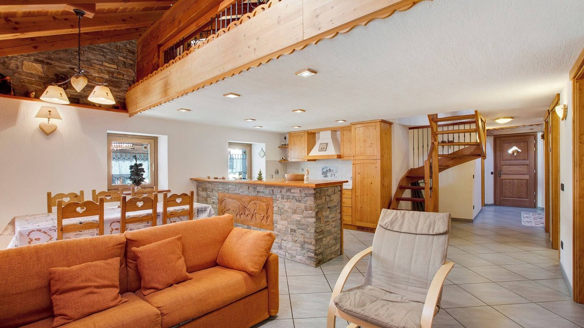 La Salle Ski Chalet | Chalet 'Vista Monte Bianco' with Mountain View, Shared Garden and Wi-Fi