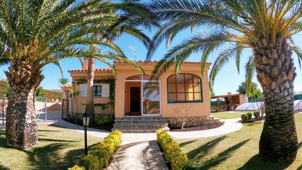 Les Tres Cales Villa | CHALET WITH CHARM! Spacious law garden, pool with deck and more