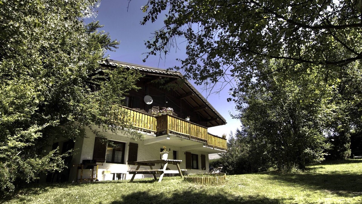 Les Bossons Apartment | CHALET WITH GARDEN AND SPLENDID VIEW CHAINE MONT BLANC CHAMONIX BOSSONS. WIRELESS