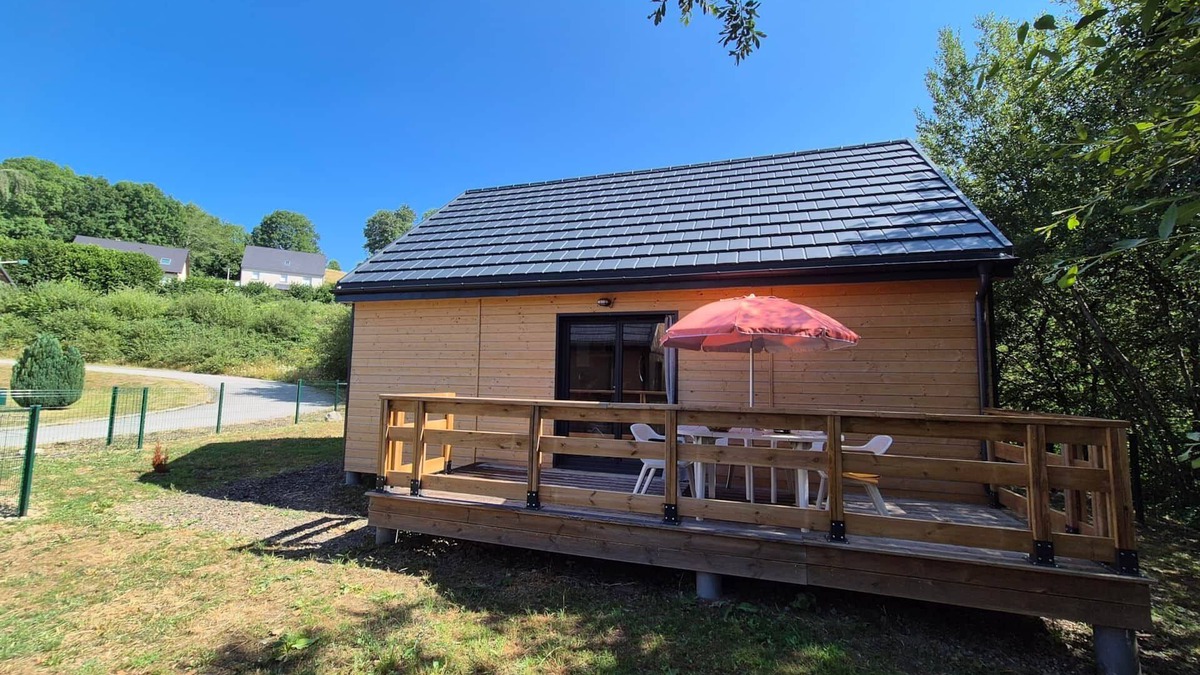 La Tour-dʼAuvergne Ski Chalet | Chalet with terrace and garden 5 minutes from the village, near lake and ski resorts