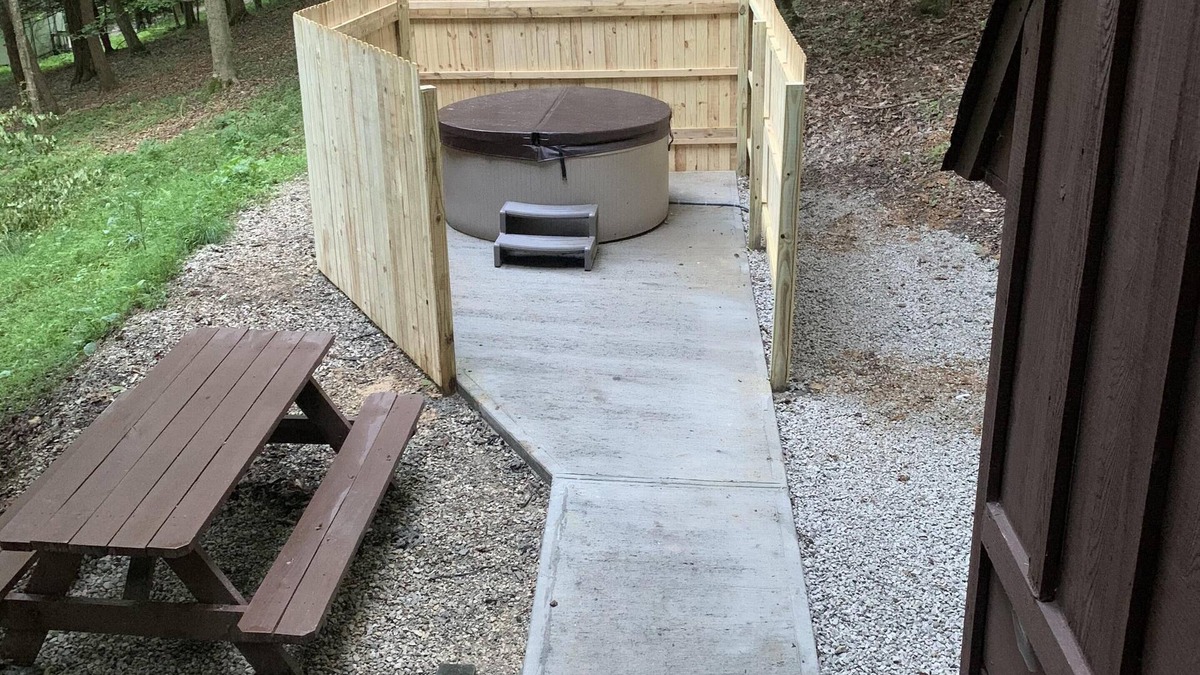 Keslers Cross Lanes Cabin | Chalet with Hot Tub & Pet Friendly
