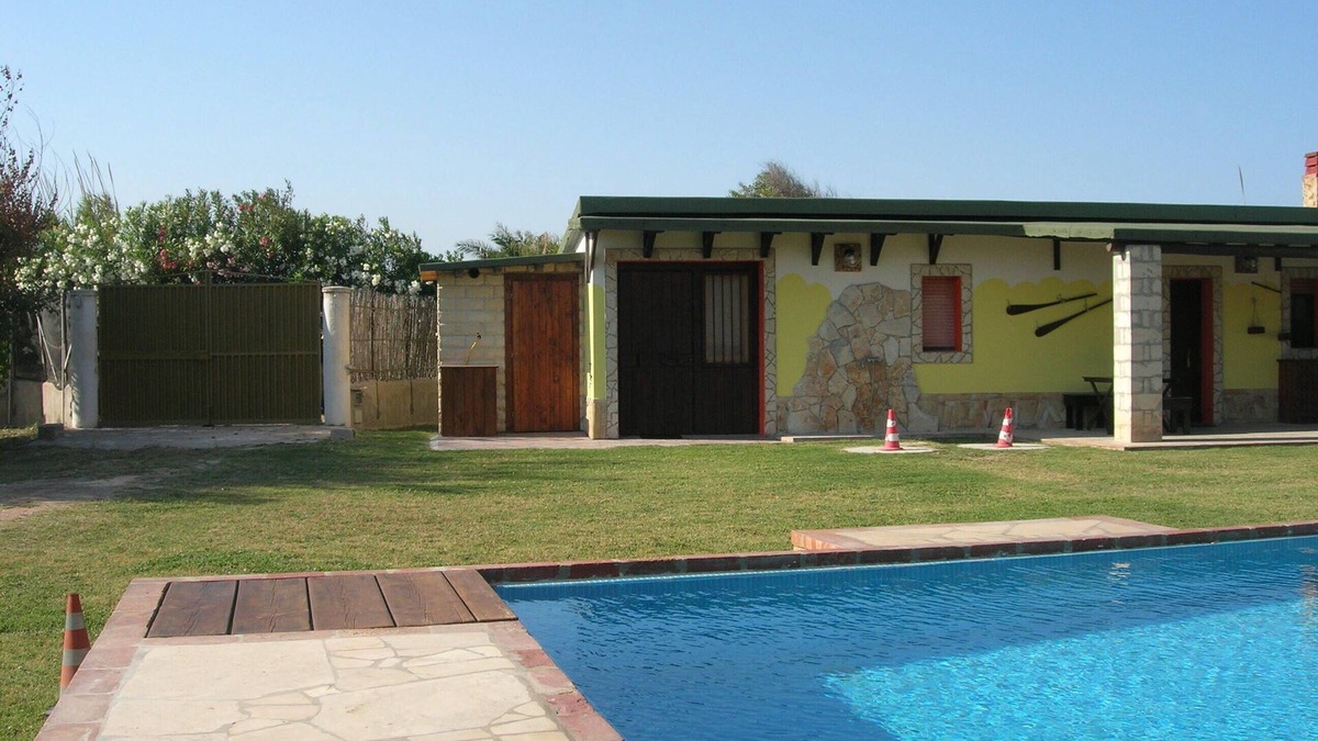 Avola Cottage | Chalet with private pool with direct beach access