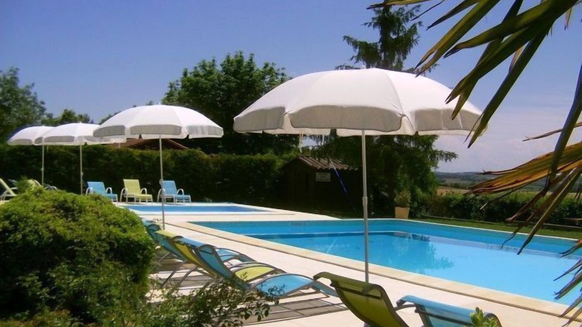 Lussan RV Rental | Chalets des Mousquetaires