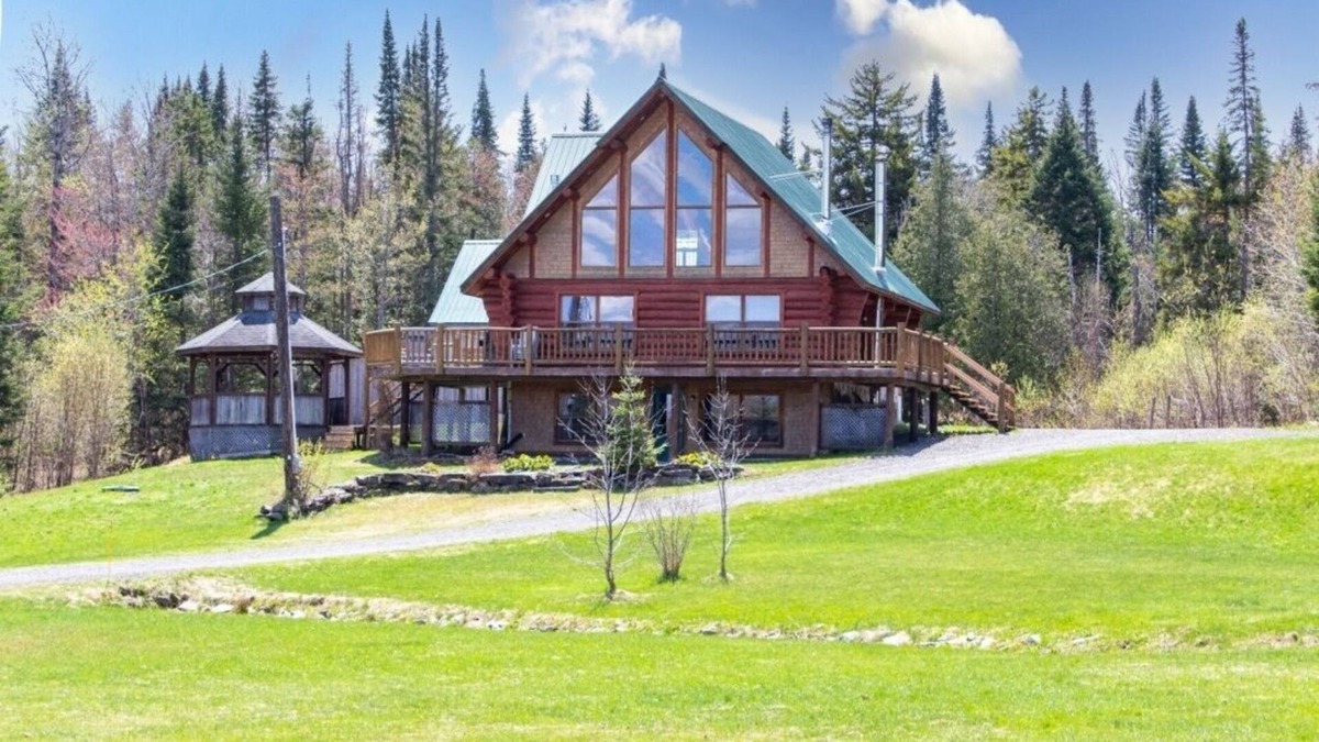 Saint-Hermenegilde Ski Chalet | Chaleureux Chalet en Bois Rond Près de Coaticook