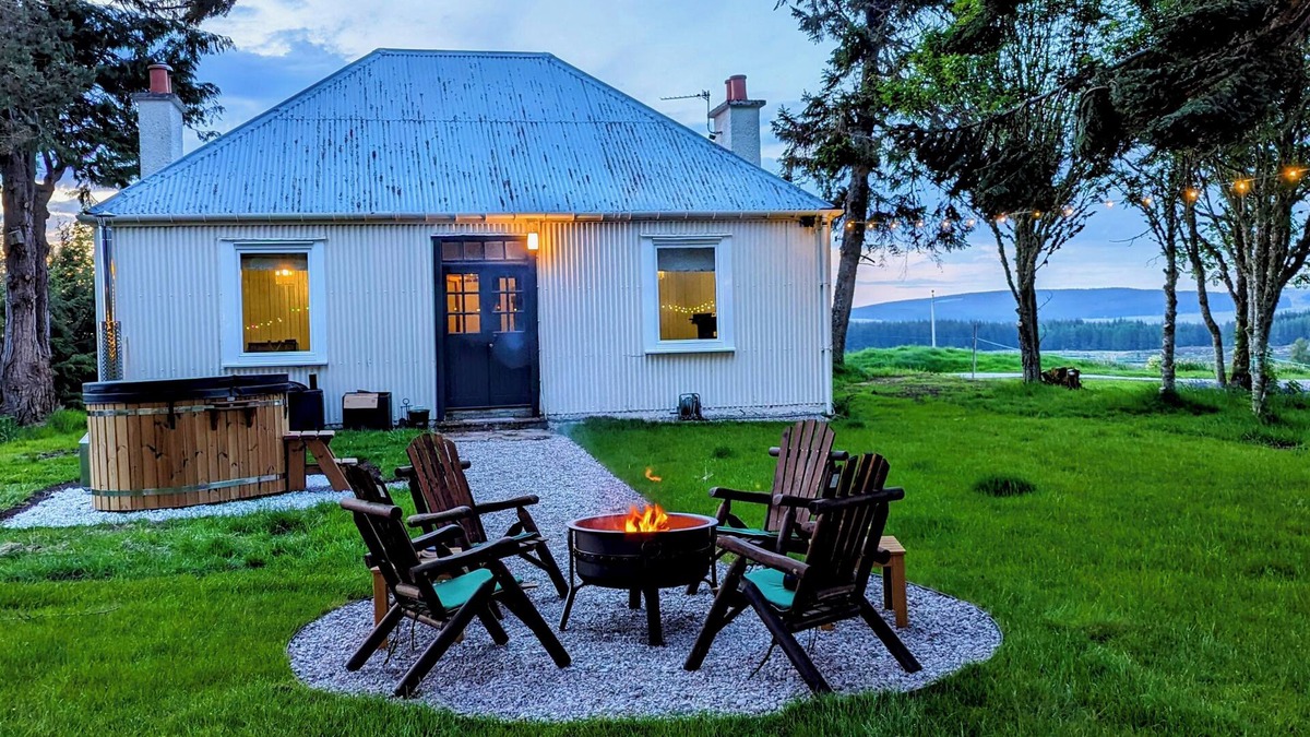 Lairg Cottage | CHALLENGER BOTHY, pet friendly, character holiday cottage in Lairg