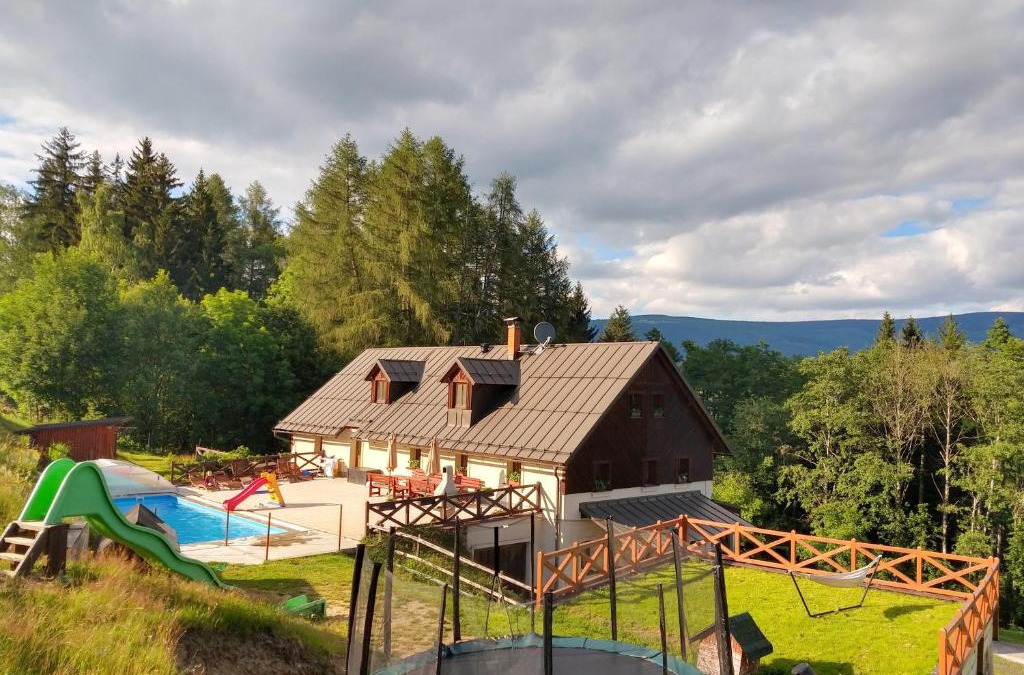 Vrchlabi Ski Chalet | Chalupa Barborka - Národní park Krkonoše, sauna, bazén, dětské hřiště, gril, 6 pokojů, kuchyň, společenská místnost s krbem