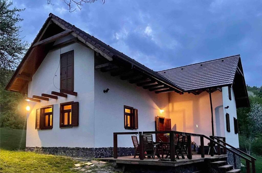 Krajne House | Chalupa na samote s bazénom, obklopená prírodou.