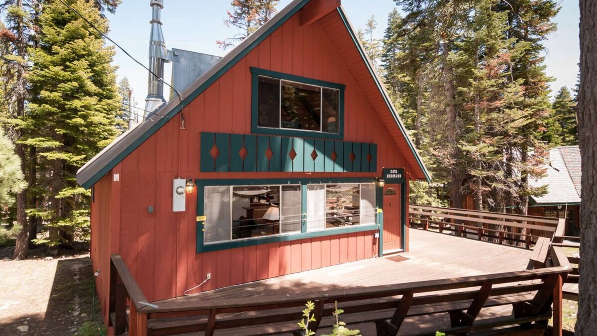 Chamberlands House | Chambers cabin w/ full access to pool, beach tennis, dog OK! Sleeps 11