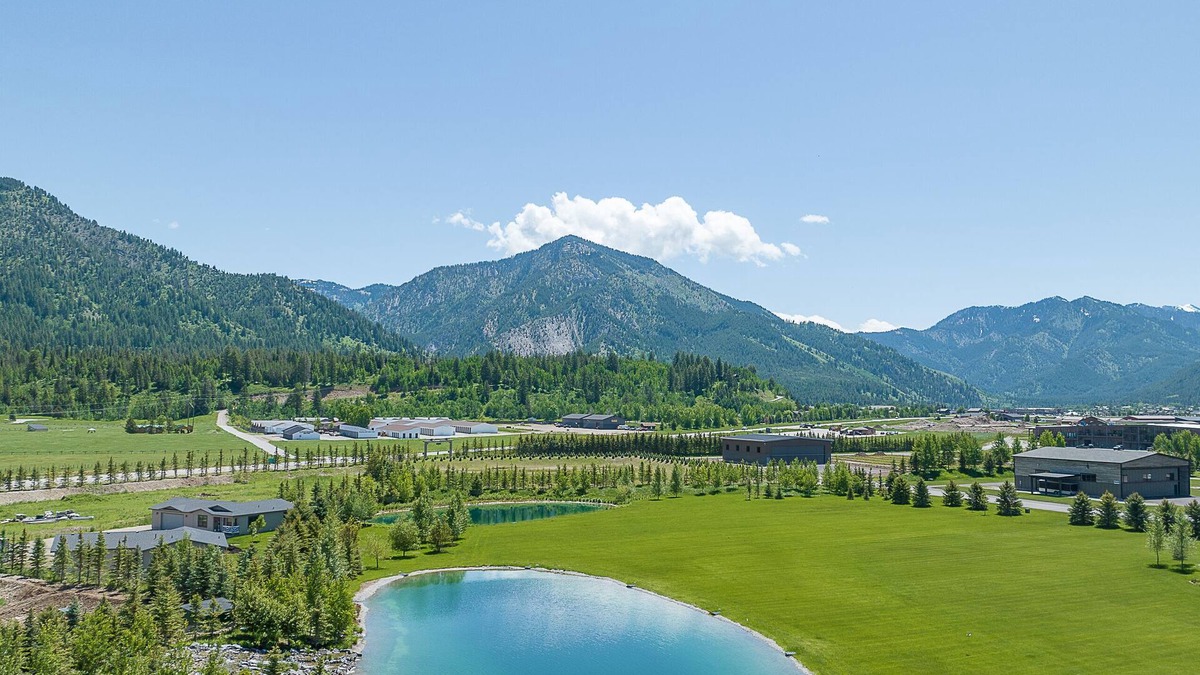 Alpine Northwest House | Chambord Lodge Your Dream Alpine Retreat across from Ferry Peak