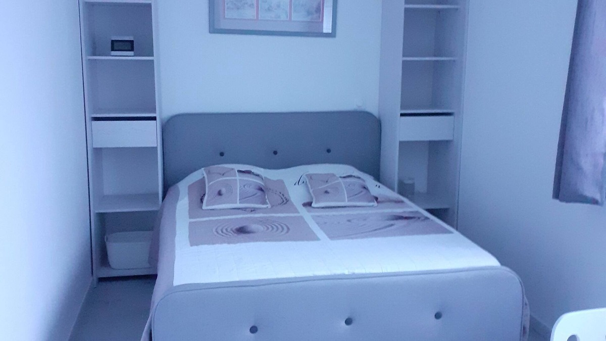 Cholet Bed & Breakfast | Chambre Chez L'habitant . Jardin Terrasse spa Extérieur en été , Coin Billard